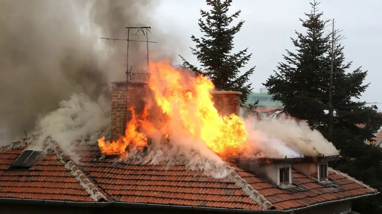 Keçiören’de Çatı Yangını Korkuttu! 7 Katlı Binanın Çatısı Alev Alev Yandı