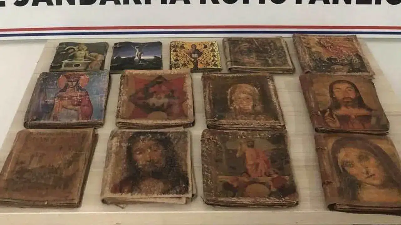 Ankara'da 6 Milyon Dolarlık Tarihi Eser Operasyonu: Otomobilden 13 El Yazması Kitap Çıktı