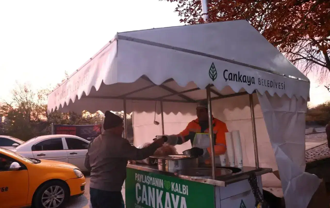 Çankaya Belediyesi’nden Sabah Sürprizi: 4 Noktada Ücretsiz Sıcak Çorba Dağıtımı Başladı!