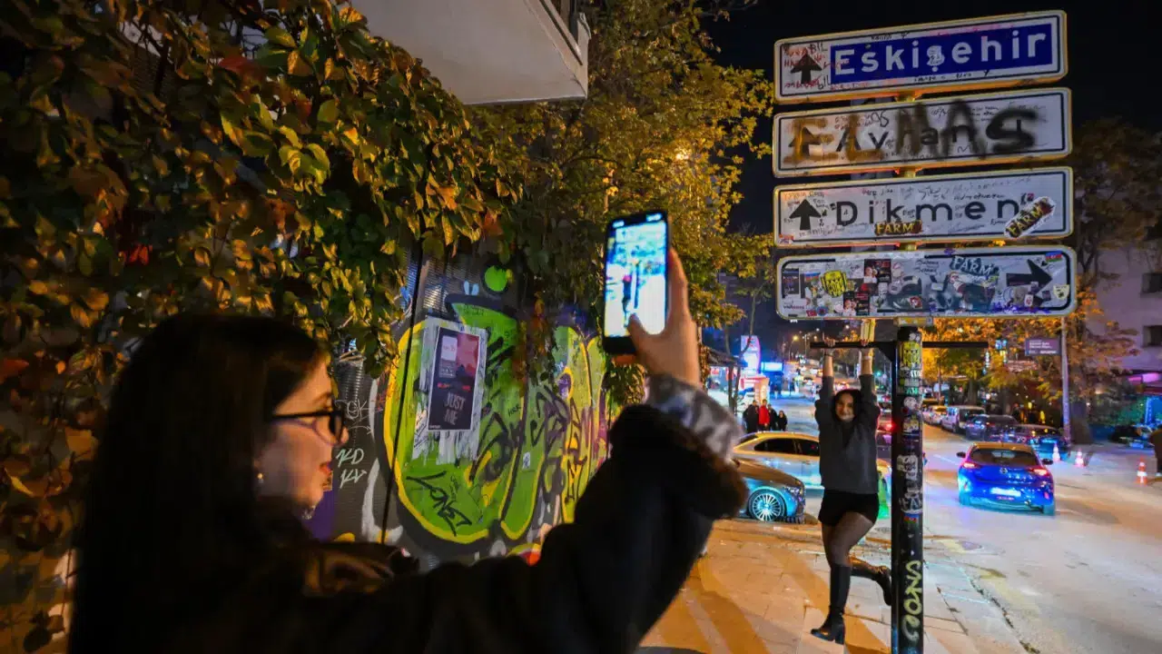 Ankara’da Tabela Akımı Büyüyor: Yenilenen Yön Tabelasına Barfiks Demiri Eklendi!