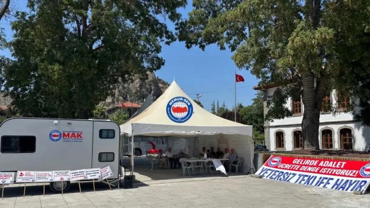 Memurlar Zam Teklifini Protesto İçin 81 İlde Eylem Çadırı Kurdu
