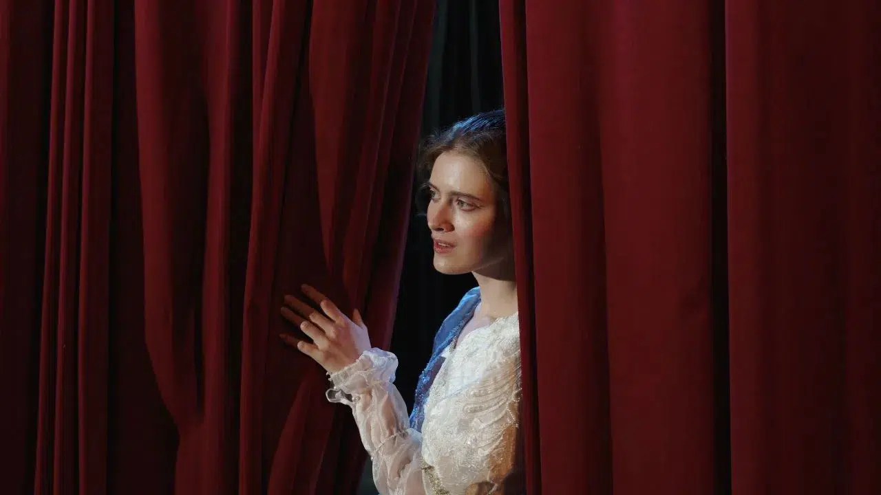 Erzurum Büyükşehir Belediyesi Şehir Tiyatrosu Keçiören’de "Devamsız İşler" Oyununu Sergiledi