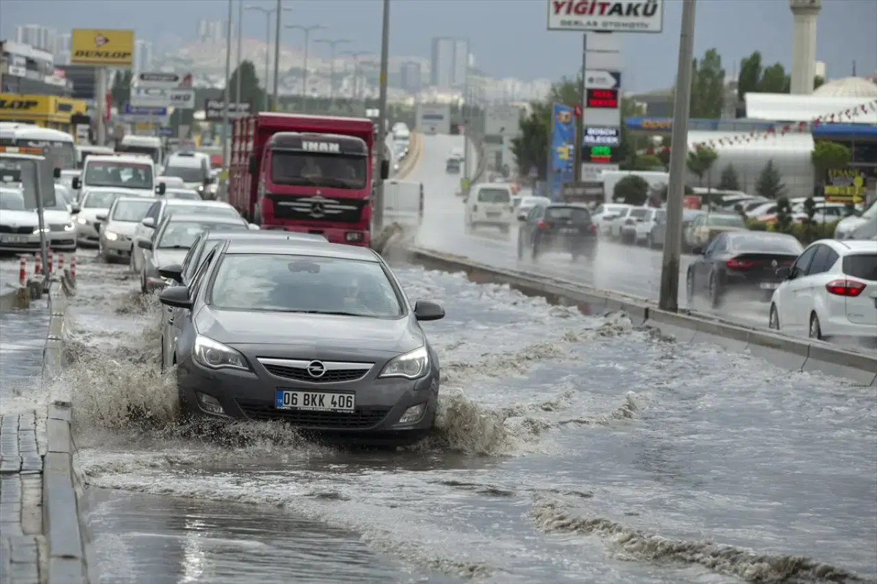 Ankara’da sağanak yağış hayatı felç etti: Cadde ve yollar göle döndü
