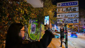 Ankara’da Tabela Akımı Büyüyor: Yenilenen Yön Tabelasına Barfiks Demiri Eklendi!