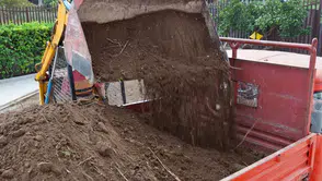 Keçiören’de Hafriyat Kamyonu Apartman Bahçesine Daldı: 4 Araç Hasar Gördü