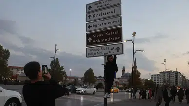Kızılay’da Başladı, Sivas’a Sıçradı: Gençlerden Tabela Çılgınlığı!