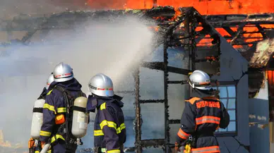 Etimesgut’ta Apartman Yangını Korkuttu: Çatı Katında Alevler Yükseldi