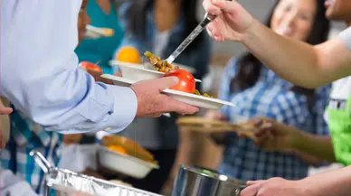 Keçiören Belediyesi’nin Çorba İkramı Karlı Günde İçleri Isıttı