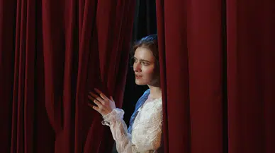 Erzurum Büyükşehir Belediyesi Şehir Tiyatrosu Keçiören’de "Devamsız İşler" Oyununu Sergiledi