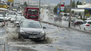 Ankara’da sağanak yağış hayatı felç etti: Cadde ve yollar göle döndü