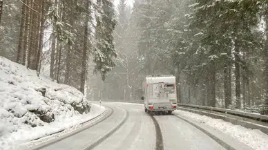 Keçiören’de Kar Alarmı! Yokuşlu Ara Sokaklarda Araçlar Yolda Kaldı