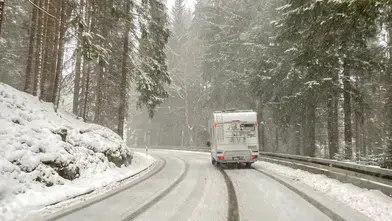 Keçiören’de Kar Alarmı! Yokuşlu Ara Sokaklarda Araçlar Yolda Kaldı